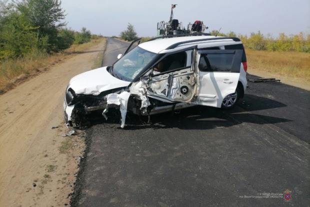 Под Волгоградом три человека пострадали в ДТП с асфальтоукладчиком 