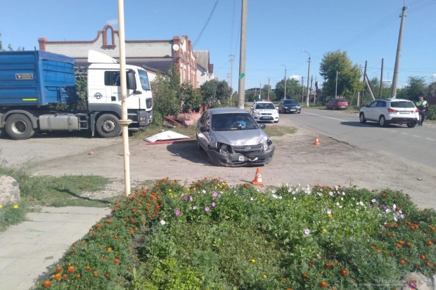 В Урюпинске женщина за рулем легковушки врезалась в клумбу