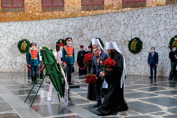 Патриарх и Андрей Бочаров возложили цветы на Мамаевом кургане