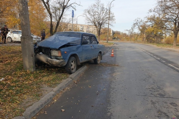 В Волжском женщина-водитель на «семерке» врезалась в опору освещения