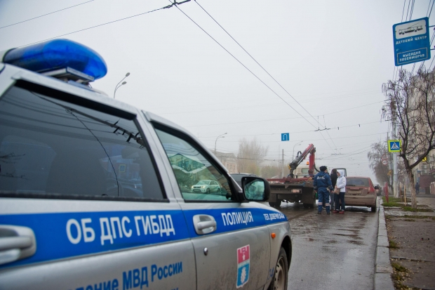 В Волгограде сотрудники ДПС спасли жизнь мужчине