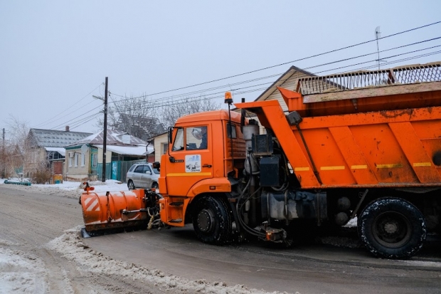 После снегопада в Волгоградской области обработали дороги реагентами