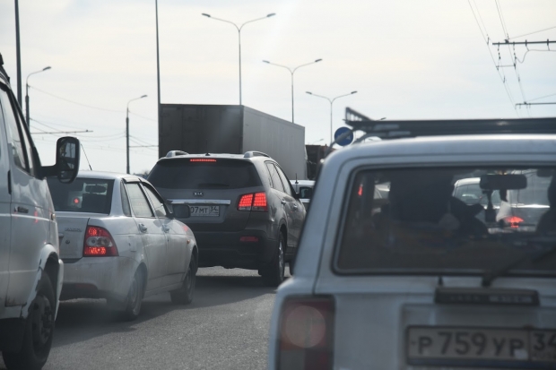 Улица Ангарская в Волгограде встала в пробке из-за ДТП