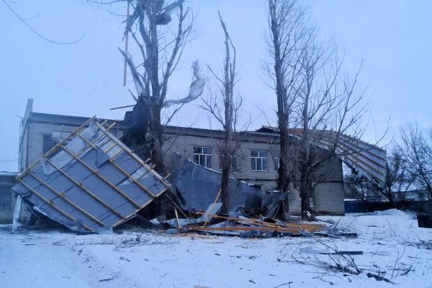 Штормовой ветер снес крышу спортзала в селе в Волгоградской области