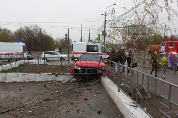 На юге Волгограда иномарка протаранила ограждение, трое пострадали