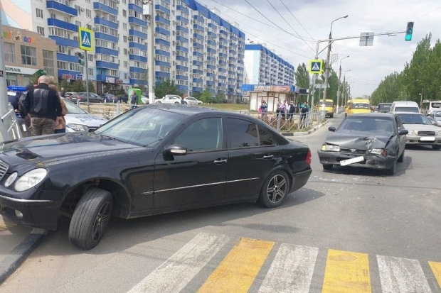 Под Волгоградом водитель «Мерседеса» спровоцировал ДТП