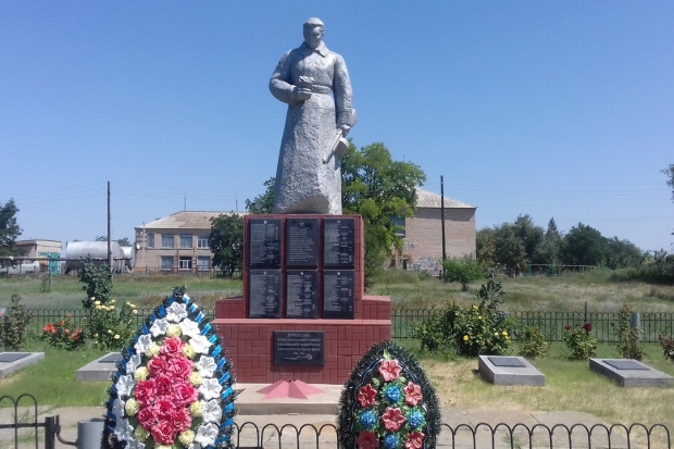 Спустя несколько лет активисты заметили тротуарную плитку на памятнике под Волгоградом