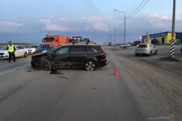 В Волгограде в массовом ДТП на 3-й Продольной пострадал водитель