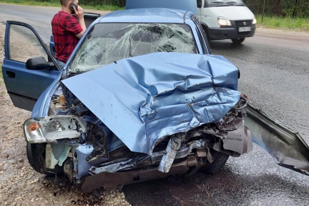 Водитель Hyundai Accent пострадал после столкновения с грузовиком