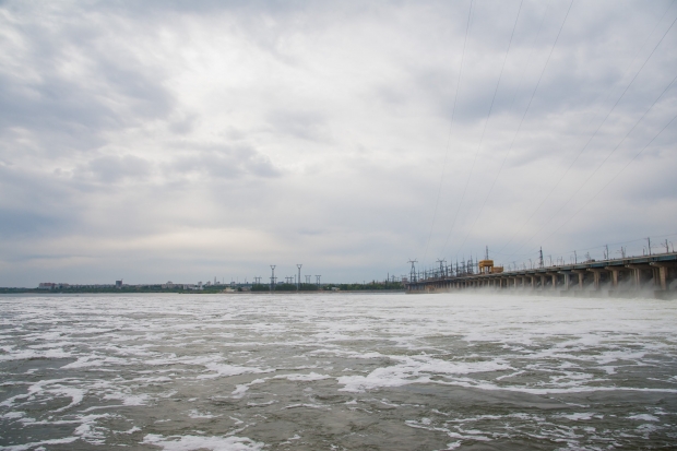 Остров зеленый Волжский дамба. Сброс воды на Волжской ГЭС 2023. Сброс воды ГЭС Волгоград. График сброса воды Волгоградской ГЭС 2024 год. Волжский сброс воды 2023