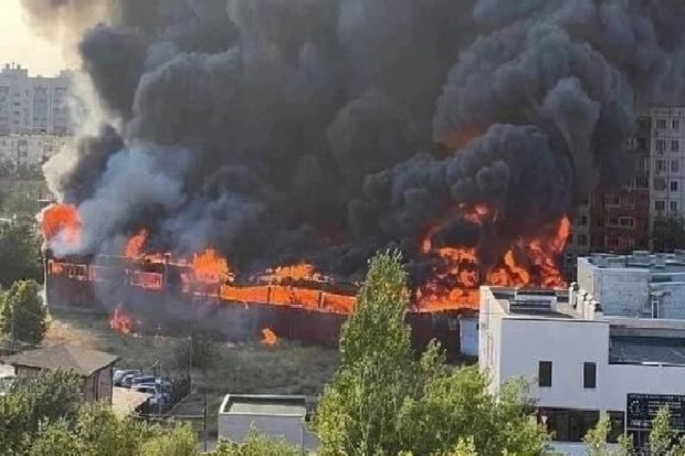 Очевидцы рассказали, как начался пожар на рынке в Волжском 