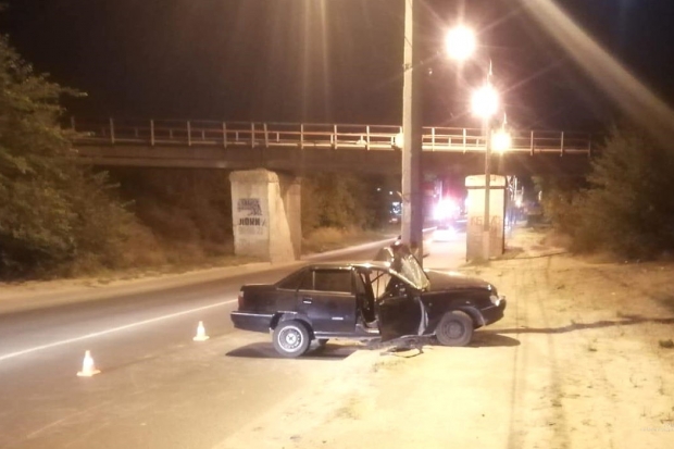 На севере Волгограда &laquo;Нексия&raquo; врезалась в световую опору