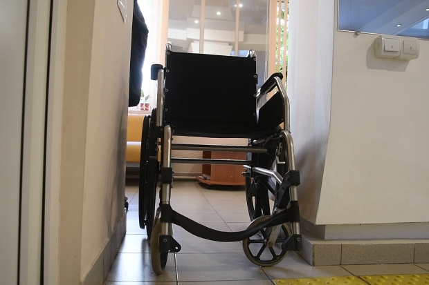 Подъезд дома под Волгоградом для инвалида оборудуют электроподъемником