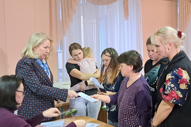 Волгоградский детфонд вручил беженцам из Донбасса денежные сертификаты