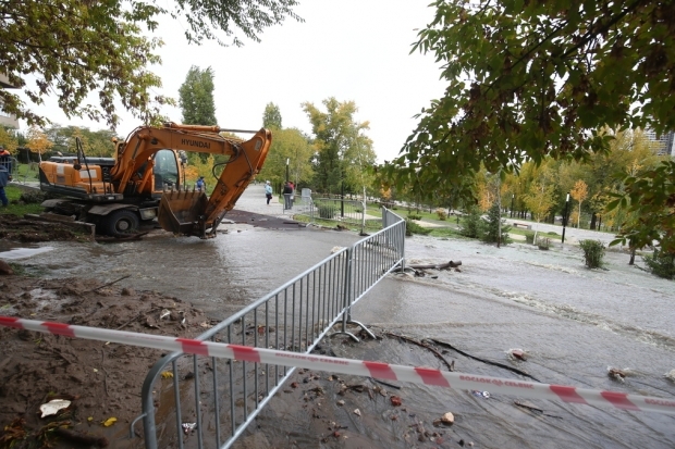 В центре Волгограда ликвидируют аварию на канализационном коллекторе