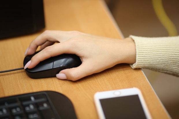 Волгоградцам рассказали, как безопасно делать покупки в интернете