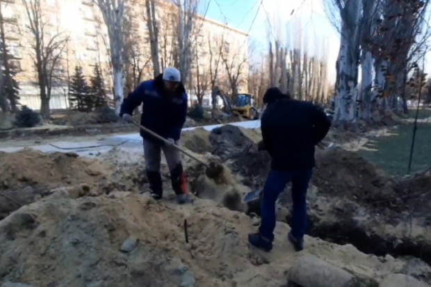 На Аллее Героев в Волгограде монтируют линии освещения