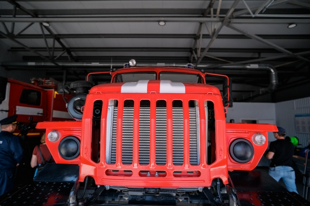 В Волгоградской области пожарные потушили УАЗ