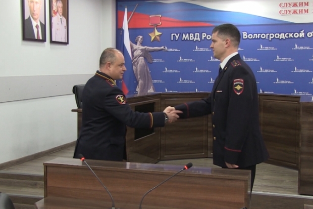 В Волгограде капитан полиции получил награду за спасение детей из огня