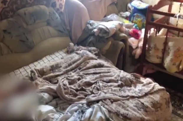 Под Волгоградом пьяный мужчина убил маленькую дочь и угрожал поджечь жену Под Волгоградом пьяный мужчина убил маленькую дочь и угрожал поджечь жену