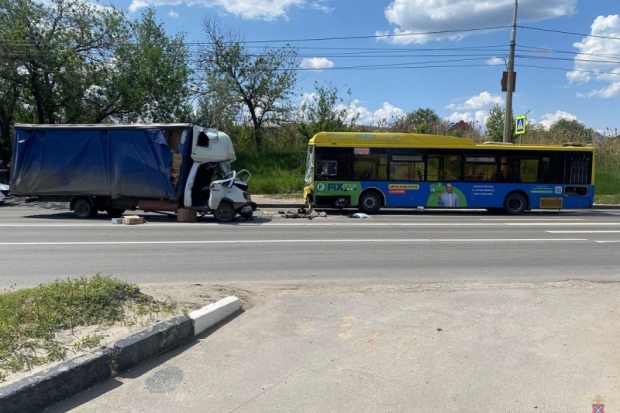 В Волгограде в ДТП с автобусом на остановке пострадали пять человек