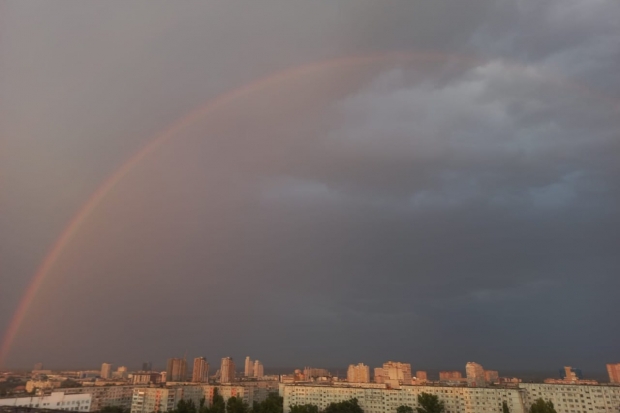В небе над Волгоградом появилась широкая яркая радуга