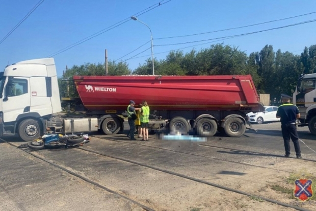 Мотоциклист погиб в ДТП с фурой в Красноармейском районе Волгограда