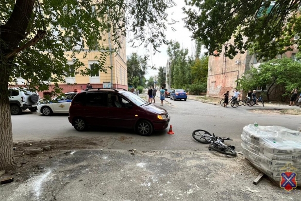 На севере Волгограда женщина-водитель сбила 10-летнего велосипедиста