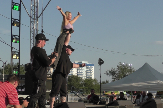 Шоу силачей на фестивале в Волжском вызвало восторг публики 