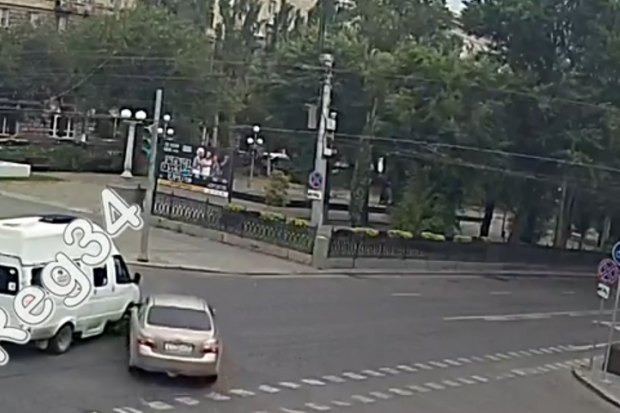 В центре Волгограда иномарка дважды столкнулась с маршруткой