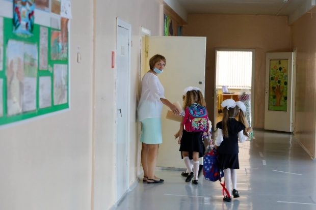 Бочаров поручил следить за ценами на школьную форму в Волгоградской области